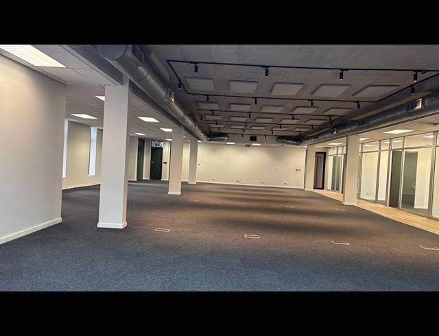631M² OFFICE TO LET IN PINESLOPES